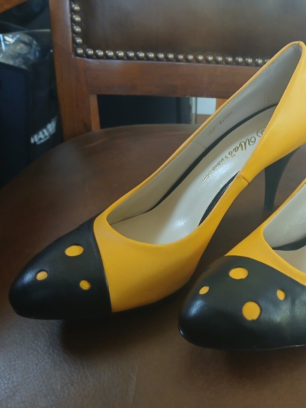 Novel leather pumps in yellow and black . New and unworn.